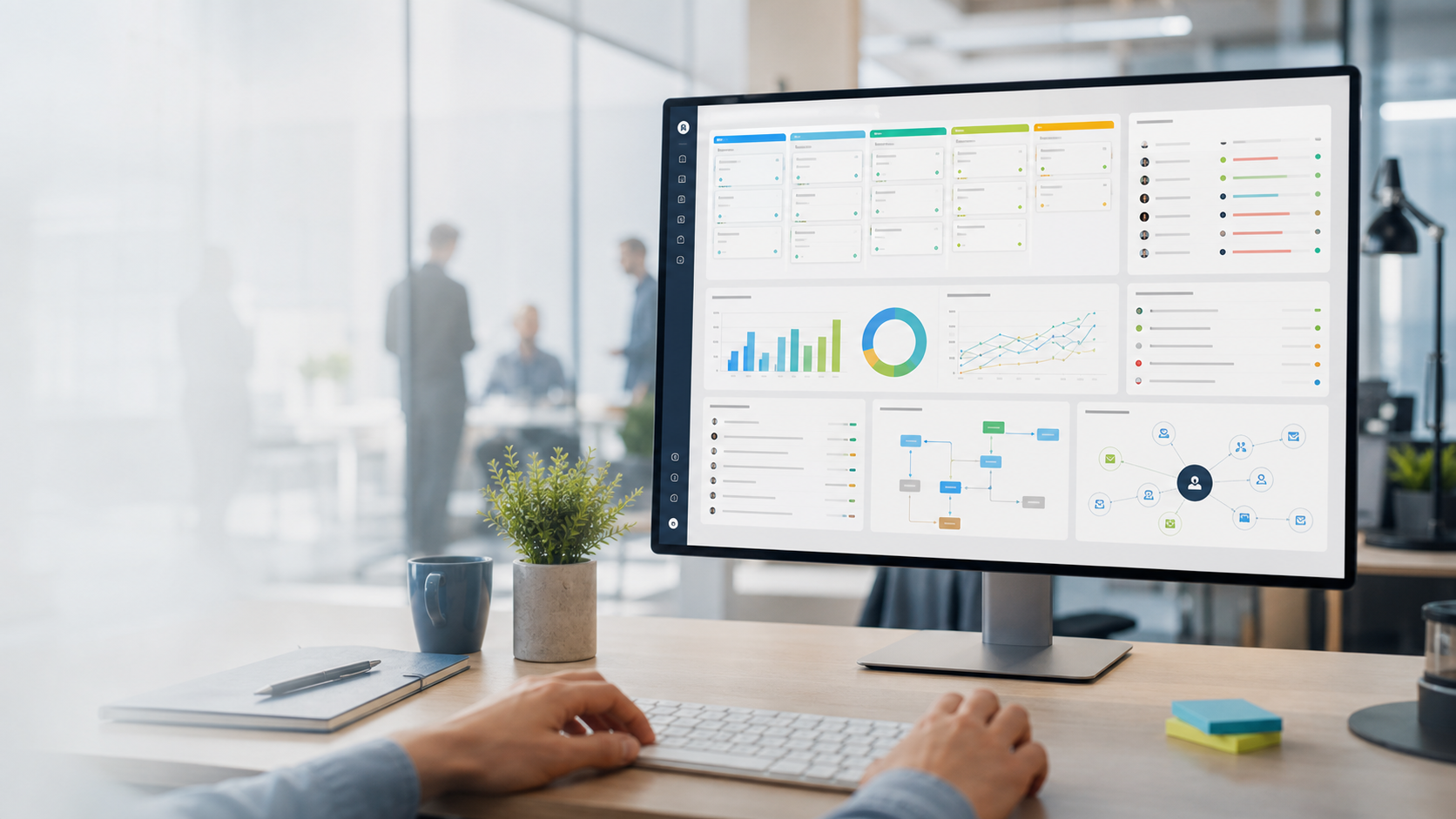 Рабочее место с CRM-дашбордом и схемой автоматизации